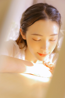 美女脱内衣